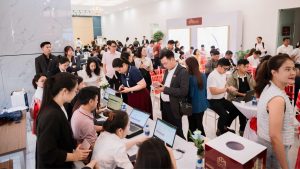 Hình ảnh tấp nập khách hàng tham dự sự kiện mở bán dự án Maison Grand