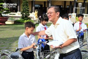 Phó Chủ tịch UBND phường Vũng Tàu trao tặng xe đạp cho các em học sinh