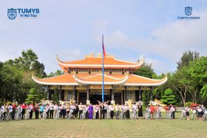 Lãnh đạo UBND phường và Đại diện Tumys Vũng Tàu (Hệ sinh thái Tumys Homes) cùng trao tặng xe đạp cho các em học sinh