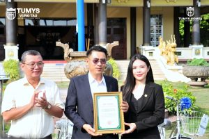 Phó Chủ tịch UBND phường Vũng Tàu Võ Văn Thành Sang trao thư cảm ơn đến Đại diện Tumys Vũng Tàu (Hệ sinh thái Tumys Homes)