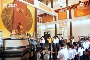 Đại biểu và các em học sinh dâng hương tưởng nhớ Chủ tịch Hồ Chí Minh và các anh hùng liệt sĩ tại Đền thờ Liệt sĩ Vũng Tàu